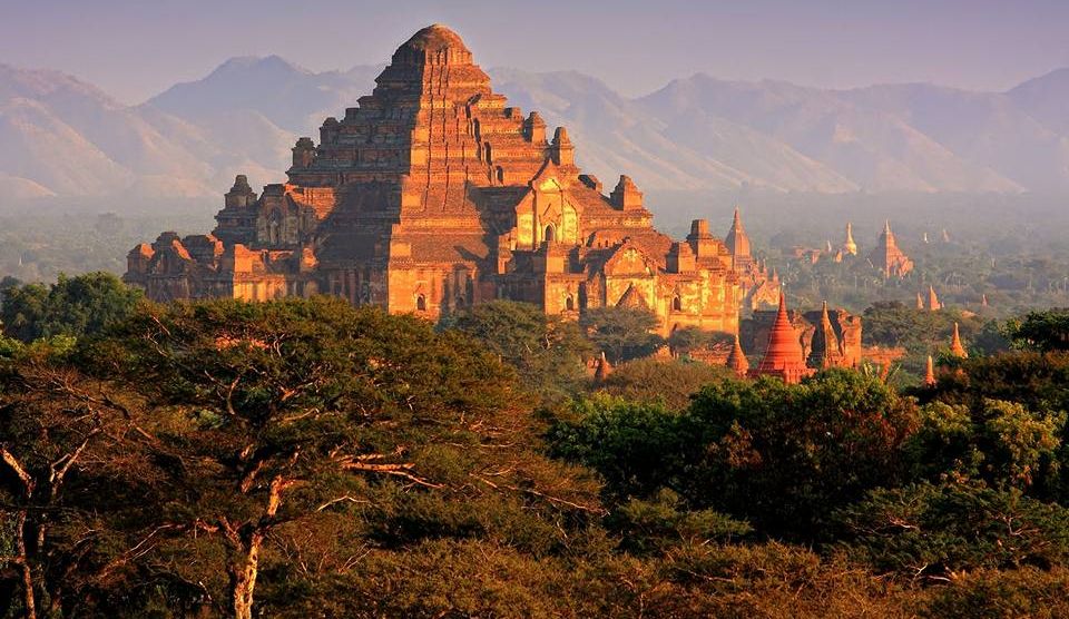 Dhammayangyi Pahto in Bagan in central Myanmar / Burma