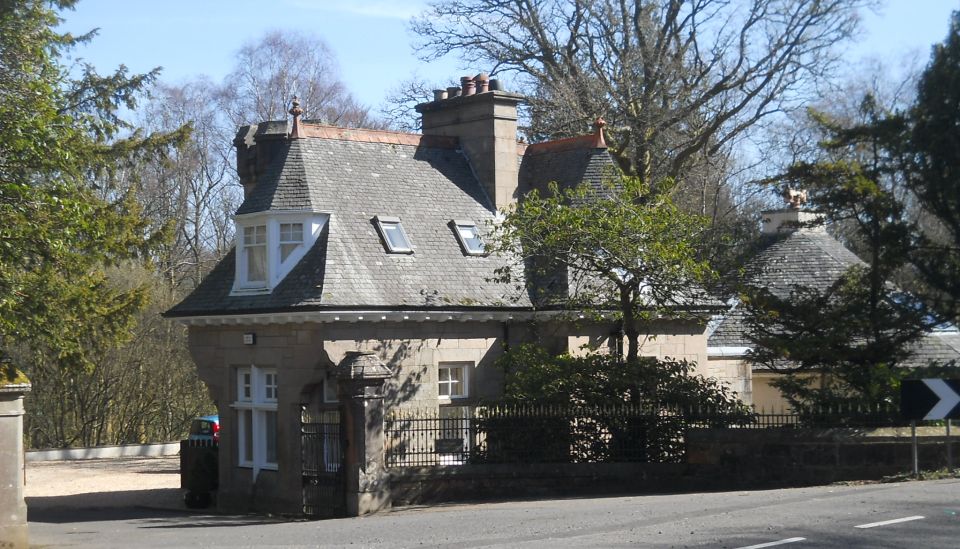 Gatehouse at entrance to Dalnair House